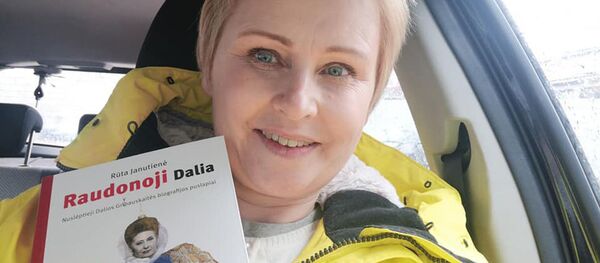 Рута Янутене со своей книгой Красная Даля Рута Янутене со своей книгой Красная Даля - Sputnik Lietuva