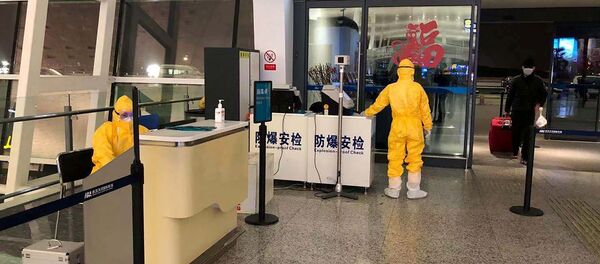 Проверки на коронавирус в аэропорту, архивное фото Проверки на коронавирус в аэропорту, архивное фото - Sputnik Литва