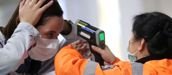 Проверки на коронавирус в аэропорту, архивное фото Проверки на коронавирус в аэропорту, архивное фото - Sputnik Lietuva
