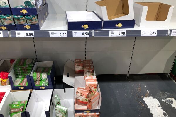 Nesuvalgysime, bent jau supirksime: lietuvius užvaldė panikos ir apsipirkimo virusas Nesuvalgysime, bent jau supirksime: lietuvius užvaldė panikos ir apsipirkimo virusas - Sputnik Lietuva