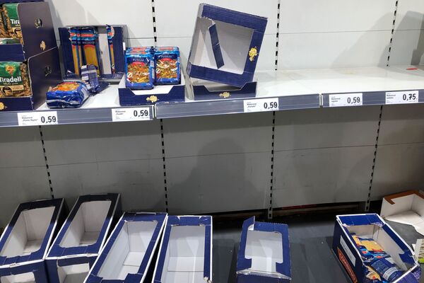 Nesuvalgysime, bent jau supirksime: lietuvius užvaldė panikos ir apsipirkimo virusas Nesuvalgysime, bent jau supirksime: lietuvius užvaldė panikos ir apsipirkimo virusas - Sputnik Lietuva