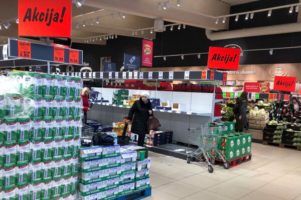 Не съедим, так хоть скупим: жителями Литвы овладел вирус паники и шопинга Не съедим, так хоть скупим: жителями Литвы овладел вирус паники и шопинга - Sputnik Литва