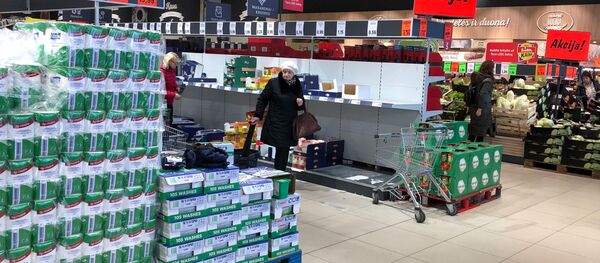 Ажиотаж в магазине, скупают гречку, 28 февраля 2020 года - Sputnik Литва