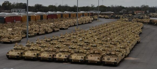 Американская военная техника перед переброской в Польшу для учений Defender Europe 2020 - Sputnik Литва