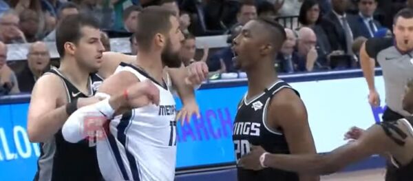 Грозный Валанчюнас обновил рекорд и вступил в стычку с соперником - Sputnik Литва