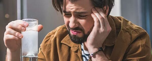 Мужчина чувствует похмелье Мужчина чувствует похмелье - Sputnik Lietuva