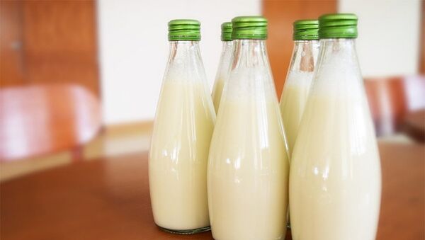 Молоко в бутылках, архивное фото - Sputnik Литва