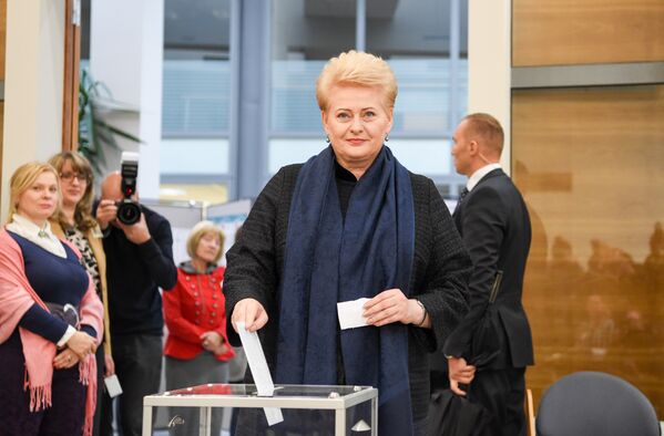 Даля Грибаускайте голосует на выборах в Сейм - Sputnik Литва