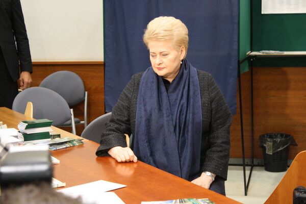 Президент в ожидании выдачи бюллетеня для голосования - Sputnik Литва