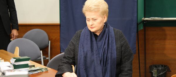 Президент в ожидании выдачи бюллетеня для голосования - Sputnik Литва