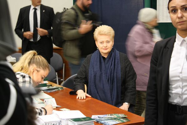 Президент в ожидании выдачи бюллетеня для голосования - Sputnik Lietuva