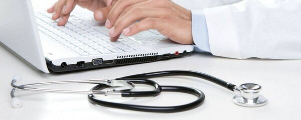 Врач работает за компьютером - Sputnik Литва