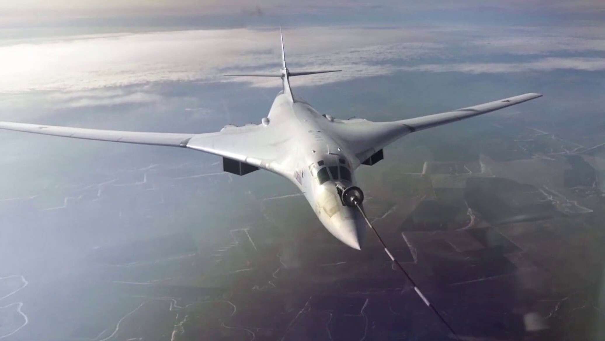 Видео российских самолетов. Ту-160 белый лебедь. Белый лебедь самолет ту 160. Стратегический бомбардировщик ту-160. Стратегический бомбардировщик белый лебедь.
