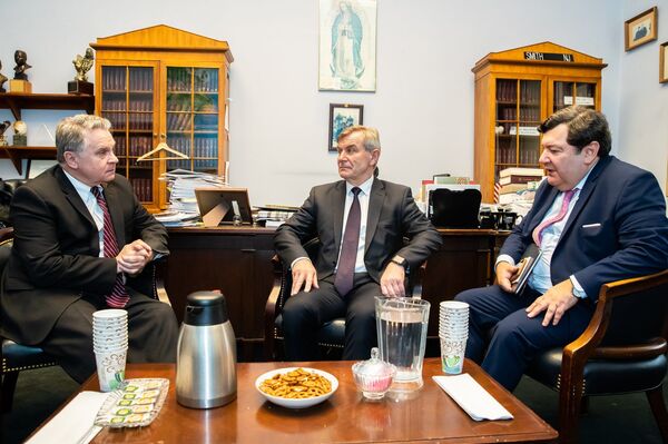 Спикер Сейма Литвы пожаловался в США на энергетическое оружие России - Sputnik Литва