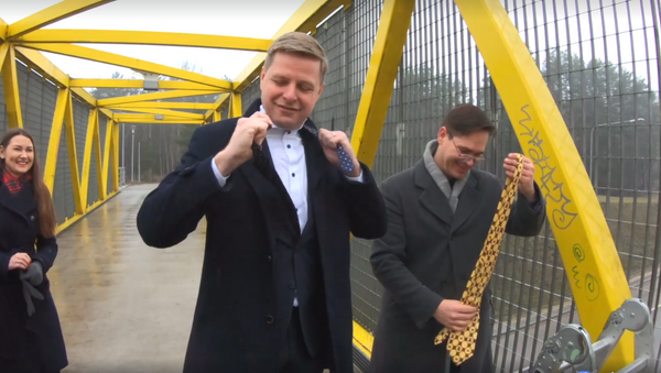 Ремигиюс Шимашюс повесил галстук на мост в Вильнюсе - Sputnik Литва