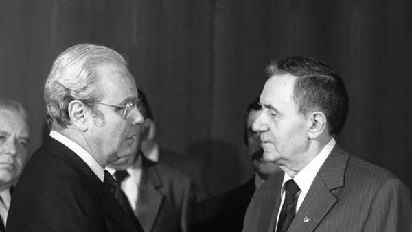 Министр иностранных дел СССР Андрей Андреевич Громыко (справа) беседует с Генеральным секретарем ООН Пересом де Куэльяром (слева) в аэропорту Министр иностранных дел СССР Андрей Андреевич Громыко (справа) беседует с Генеральным секретарем ООН Пересом де Куэльяром (слева) в аэропорту - Sputnik Lietuva