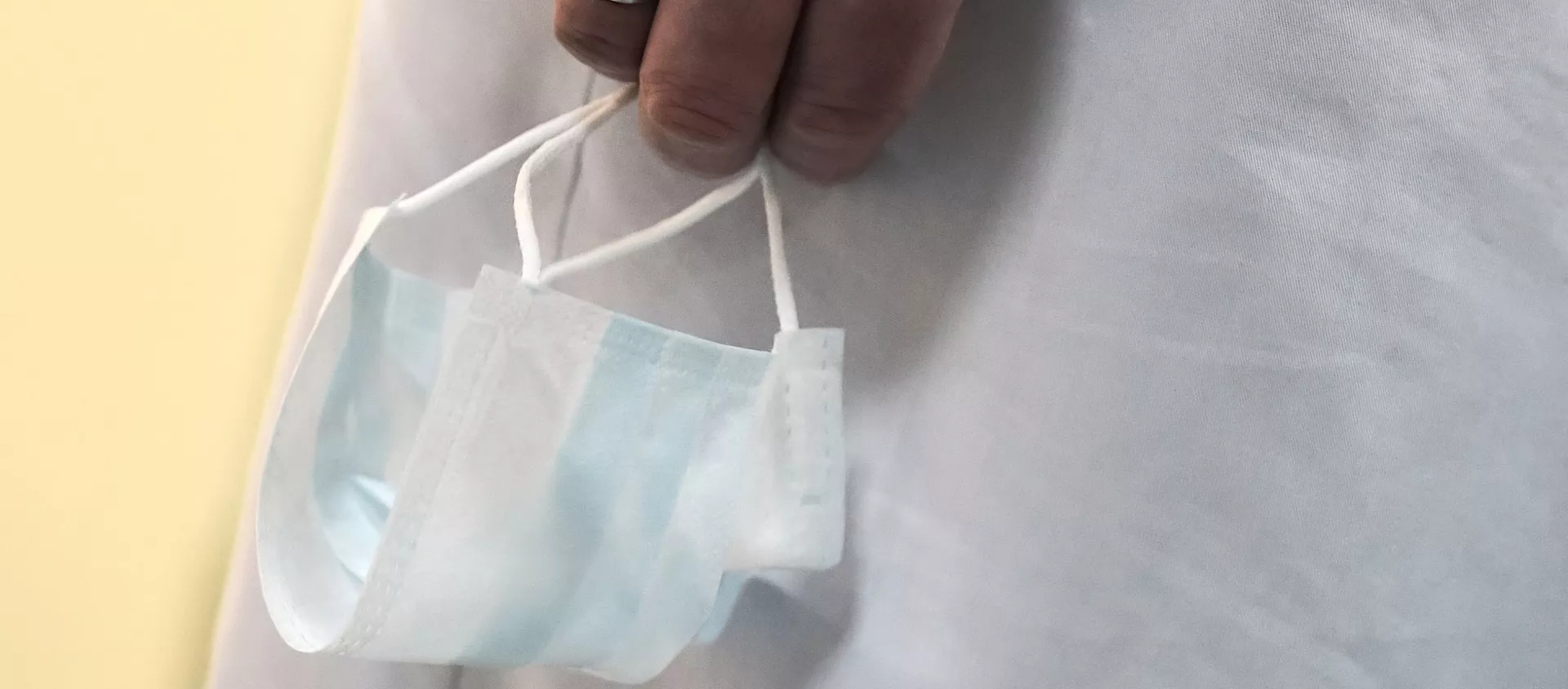Medicininė kaukė mediko rankoje, archyvinė nuotrauka - Sputnik Lietuva, 1920, 30.04.2021