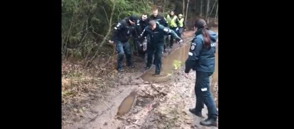 Policijos pareigūnai iš miško išnešė pasiklydusį ir paeiti negalėjusį vyrą — video Policijos pareigūnai iš miško išnešė pasiklydusį ir paeiti negalėjusį vyrą — video - Sputnik Lietuva