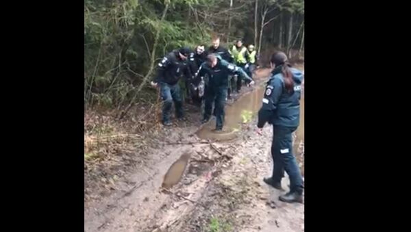 Policijos pareigūnai iš miško išnešė pasiklydusį ir paeiti negalėjusį vyrą — video - Sputnik Lietuva