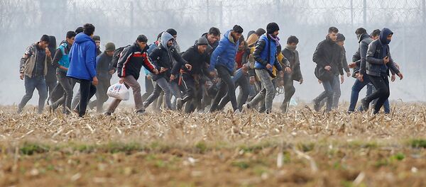 Мигранты на турецко-греческой границе, 5 марта 2020 года - Sputnik Литва