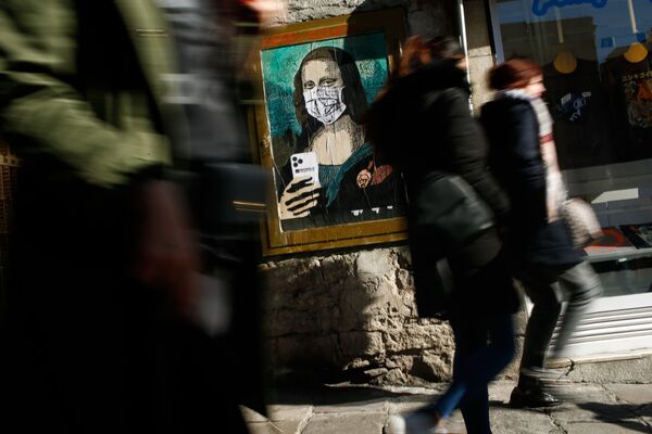 Изображение Моны Лизы Леонардо да Винчи в защитной маске на улице Барселоны  - Sputnik Lietuva