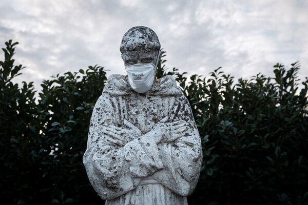 Защитная маска на статуе святого покровителя Италии Святого Франциска в Сан-Фиорано - Sputnik Lietuva