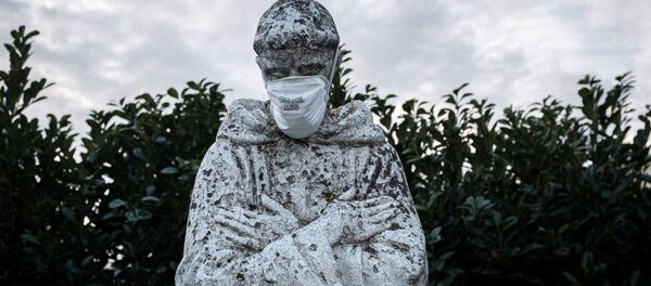 Защитная маска на статуе святого покровителя Италии Святого Франциска в Сан-Фьорано - Sputnik Литва