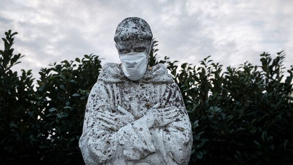 Защитная маска на статуе святого покровителя Италии Святого Франциска в Сан-Фьорано - Sputnik Литва