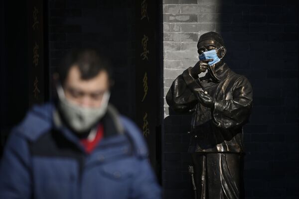 Статуя в маске в Пекине, Китай - Sputnik Lietuva