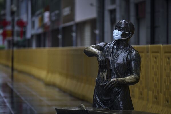 Статуя в маске в Ухане, Китай - Sputnik Lietuva
