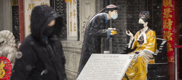 Статуи в защитных масках в Пекине Статуи в защитных масках в Пекине - Sputnik Lietuva