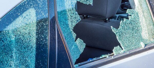 Разбитые окна автомобиля, архивное фото - Sputnik Литва
