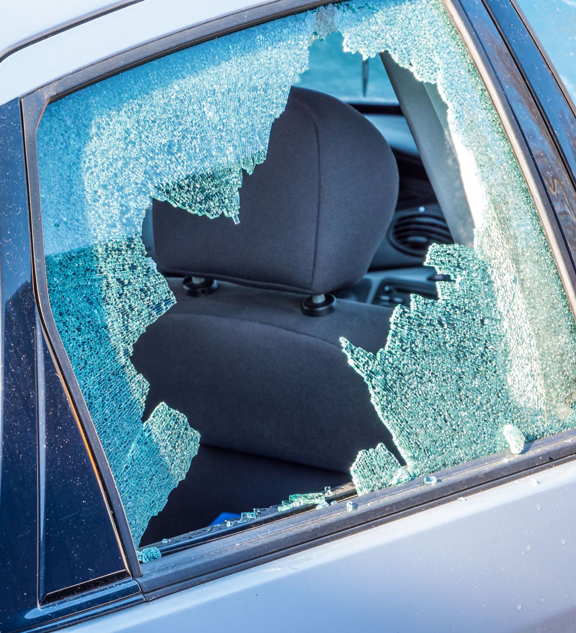 Разбиты окна машин. Car Window. Broken car Windows. Smashed car Window. Угон автомобилей в 2023.