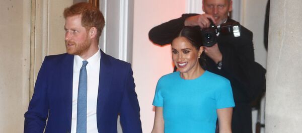Британский принц Гарри и его жена Меган, герцогиня Сассекская, уезжают после участия в церемонии Endeavour Fund Awards в Лондоне, 5 марта 2020 года - Sputnik Lietuva