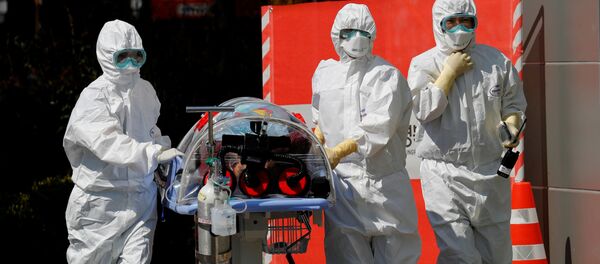 Медицинские работники перевозят пациента, подозреваемого на наличие коронавирусной болезни (COVID-19), 6 марта 2020 года - Sputnik Литва