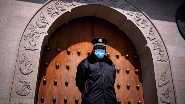 Охранник в медицинской маске, Шанхай, Китай, 5 марта 2020 года - Sputnik Литва