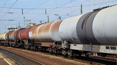 Товарный поезд с цистернами, архивное фото