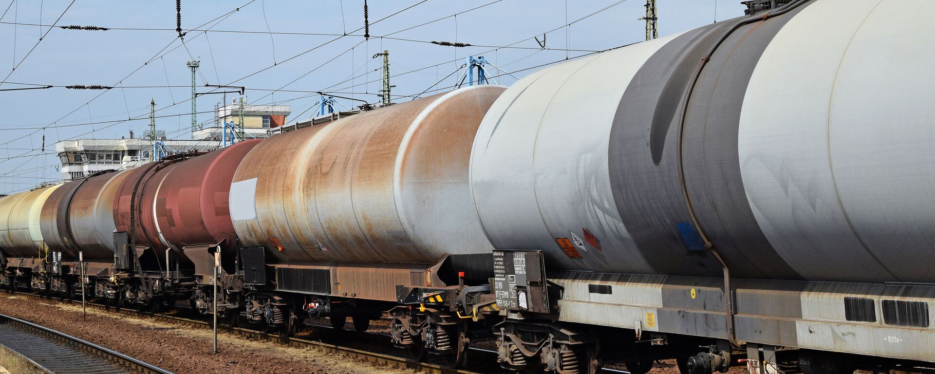 Товарный поезд с цистернами, архивное фото - Sputnik Литва, 1920, 21.11.2025