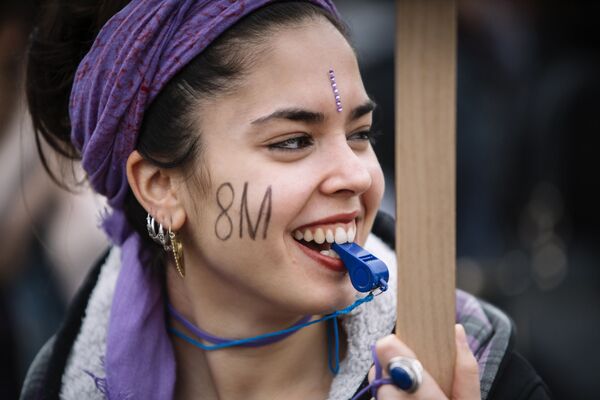 Участница акции протеста женщин в Барселоне в Международный женский день - Sputnik Литва