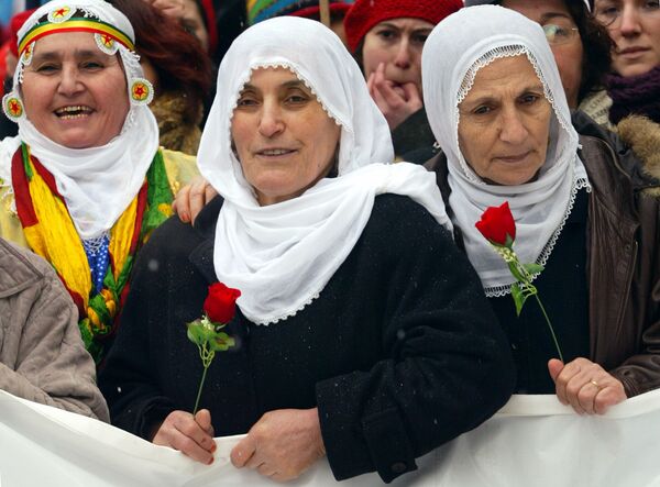 Турецкие курдские женщины с цветами во время демонстрации в Стамбуле в Международный женский день - Sputnik Lietuva