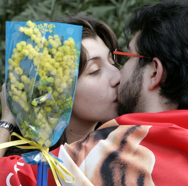 Пара целуется во время марша в центре Рима в честь Международного женского дня - Sputnik Lietuva