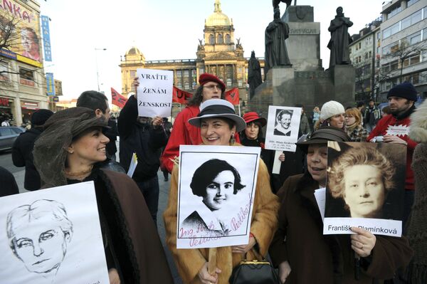Накануне Международного женского дня активисты и сторонники чешского женского лобби несут портреты выдающихся женщин в истории Чехии - Sputnik Lietuva