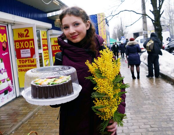 Жительница Донецка с букетом мимозы и тортом в Международный женский день - Sputnik Lietuva