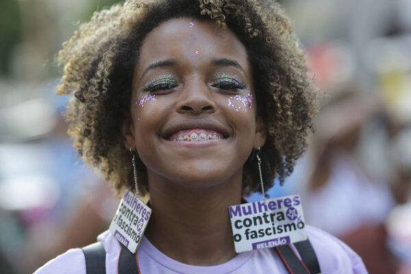 Девушка на марше протеста в Рио-де-Жанейро в Международный женский день - Sputnik Lietuva