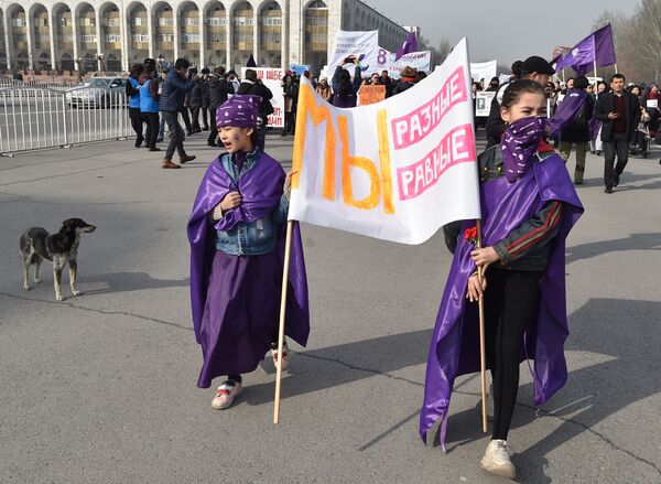 Девушки с плакатом на демонстрации в Бишкеке 8 марта - Sputnik Lietuva