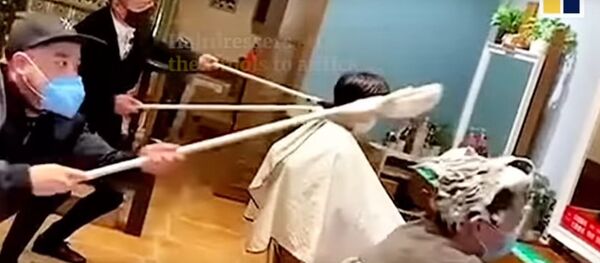 Rizikos grupė: kaip kinų kirpėjai saugosi nuo koronaviruso — video Rizikos grupė: kaip kinų kirpėjai saugosi nuo koronaviruso — video - Sputnik Lietuva