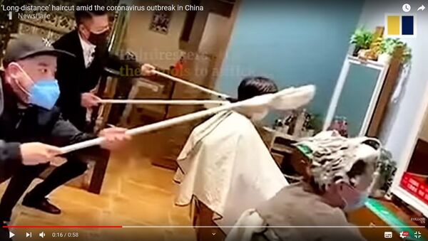 Rizikos grupė: kaip kinų kirpėjai saugosi nuo koronaviruso — video  - Sputnik Lietuva