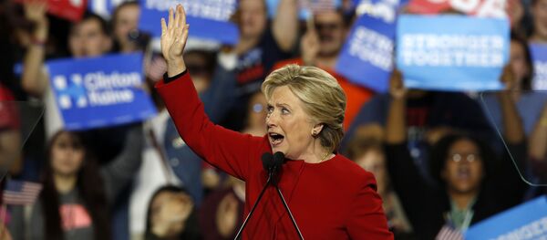 Хиллари Клинтон выступает во время своей предвыборной кампании в 2016 году - Sputnik Литва