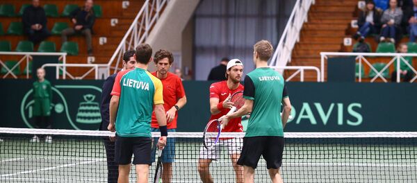Мужская сборная Литвы по теннису в матче I Мировой группы розыгрыша Кубка Дэвиса против команды Португалии, 7 марта 2020 год  - Sputnik Литва