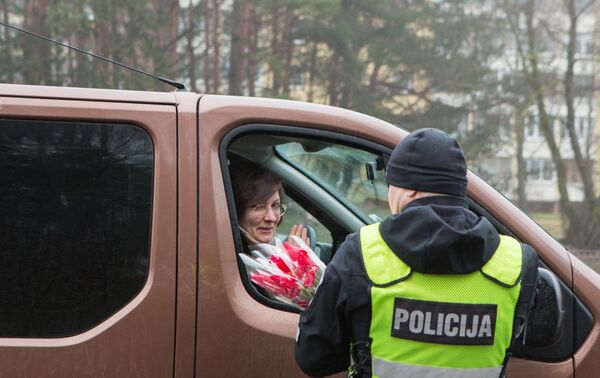 Полиция Литвы поздравляет женщис с 8 марта - Sputnik Lietuva